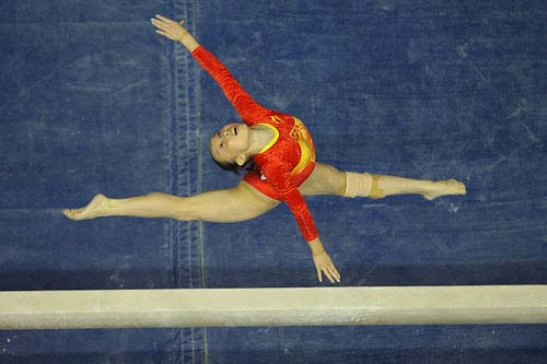 图文:体操全锦赛女子全能 杨依琳在平衡木比赛