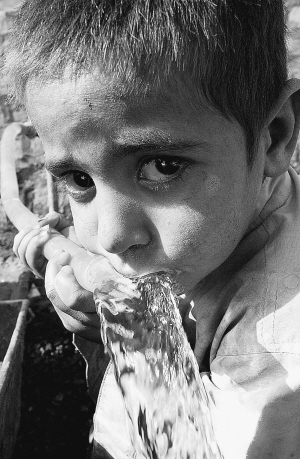 6月13日,一名男孩在巴基斯坦奎达的一个贫民窟喝水.