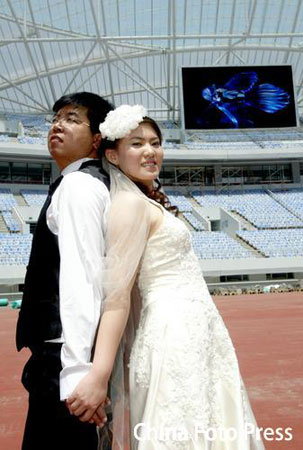 图文：沈阳奥运主题婚纱摄影 背靠背一起走到老