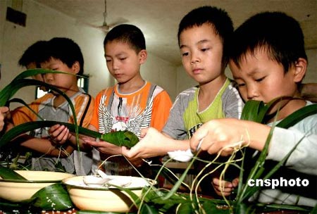 在学习包粽子迎端午节