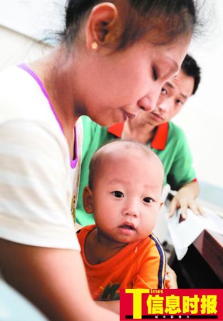 被人扎下6支钢针的小宇坐在妈妈的怀里，一脸天真，他完全没有感受到父母的悲伤。