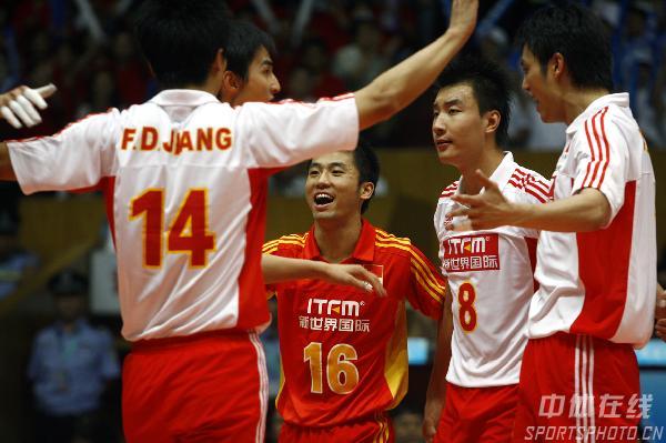 图文:男排联赛中国0-3保加利亚 中国队庆祝得分
