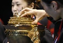 图文：中国队成功卫冕苏迪曼杯 看看金杯的构造