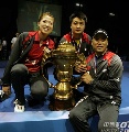 图文：中国队成功卫冕苏迪曼杯 混双大将与金杯