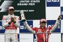 图文：[F1]美国大奖赛决赛 马萨举起奖杯