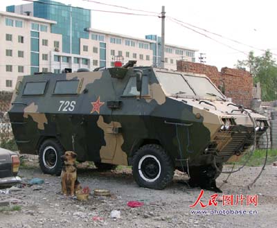 杨树宽经常“巡逻”的“军用装备”装甲车