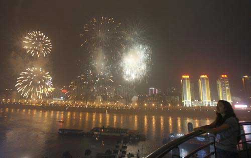 2007年6月18日晚8：30，庆祝重庆直辖十周年焰火晚会在朝天门举行。