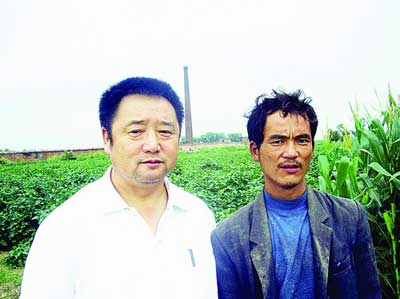 陈建教（左）在黑砖厂救出民工陈小平后，两人合影。供图／陈建教