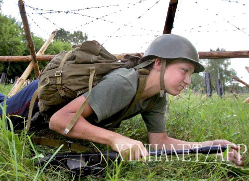 白俄罗斯青少年参加军事夏令营活动(组图)