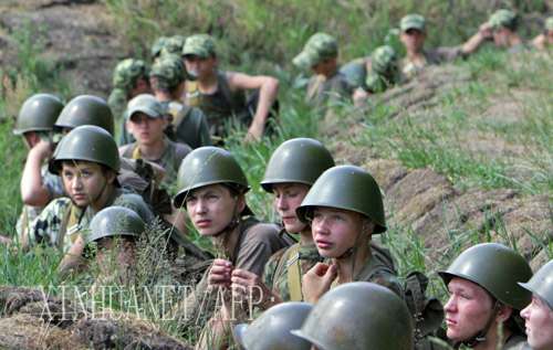 白俄罗斯青少年参加军事夏令营活动(组图)