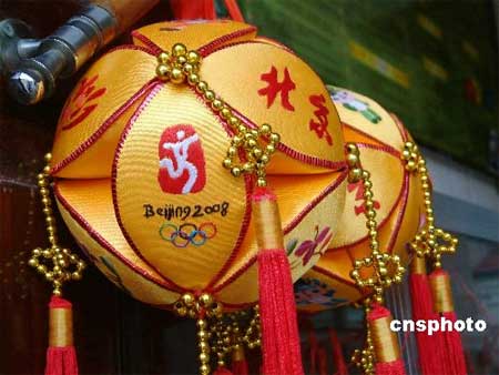 图文：广西壮族妇女制作绣球迎奥运 奥运绣球展
