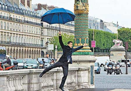 城城在巴黎著名景点协和广场大演电影《Singing in the Rain》。 