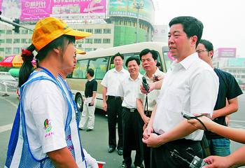 送上一杯清凉茶 代值一班劝导岗(图)