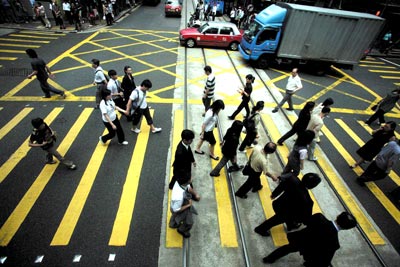 香港的街头，人们行色匆匆