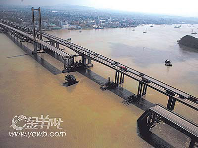 九江大桥塌桥事故:桥塌了,生活还得继续(组图)