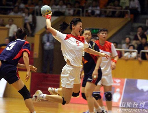 图文：手球精英赛中国25比26韩国 王民跃起射门