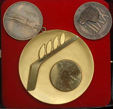 图文：第13届奥林匹克收藏博览会 三枚奥运徽章