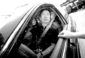 侯耀文追悼会下月举办 遗憾抛下十岁小女儿(图)