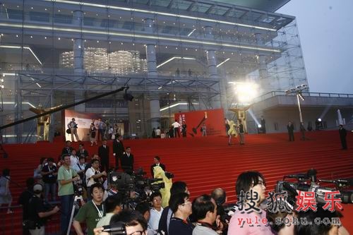 图3:上海电影节红毯现场媒体和粉丝苦苦守候