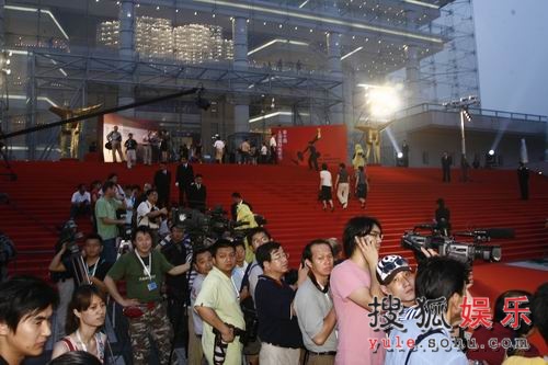 上海电影节闭幕式 众媒体“圈地”忙