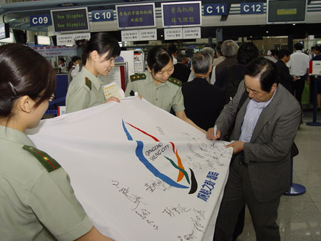 图文：青岛机场迎奥运签名活动 乘客兴致勃勃