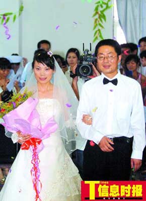 昨日，卢步辉与吴艳琴在广州白云自愿戒毒中心举行婚礼。陆明杰 摄