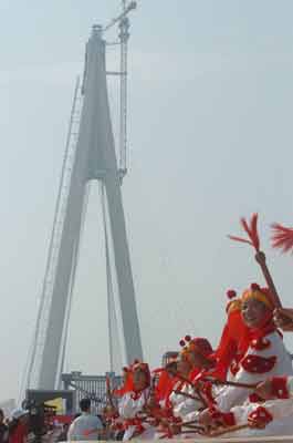 杭州湾跨海大桥探访:海中平台有两个足球场大