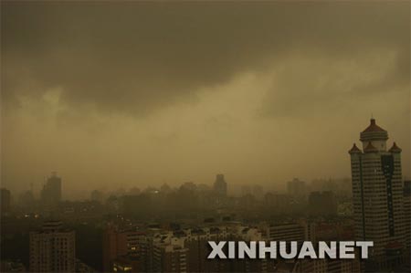 大雨突袭北京 正午如黑夜