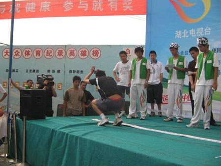 图文：伊利奥运健康中国行武汉现场 拼命的架势