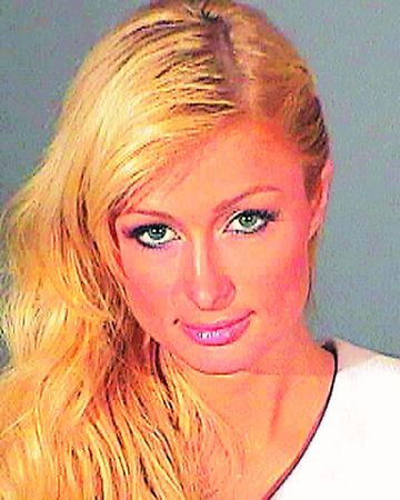 帕里斯入狱时，警方为她拍摄的大头照。