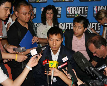 图文:[NBA]选秀媒体见面会 易建联被媒体包围