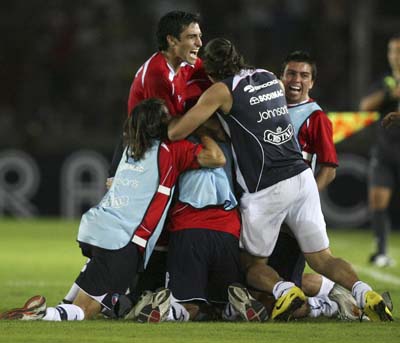 图文：智利3-2逆转厄瓜多尔 智利队打入致胜球