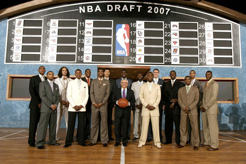 图文:[NBA]2007年选秀 众新秀与斯特恩合影