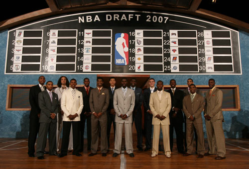 图文:[NBA]2007年选秀 众新秀合影