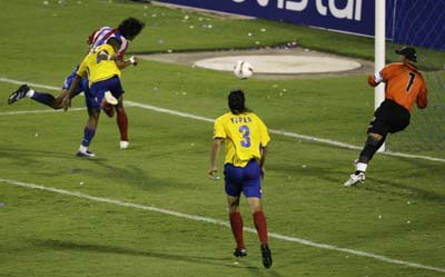 图文：巴拉圭5-0哥伦比亚 圣克鲁斯破门时刻