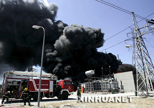 6月28日，在希腊北部城市塞萨洛尼基的一所变电站，消防人员在努力扑灭因高温引发的火灾。