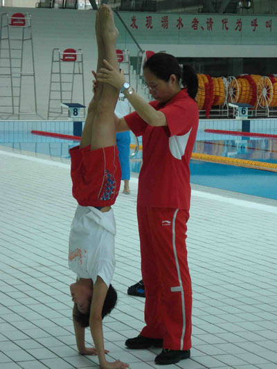 图文:国内跳水奥运选拔赛 陈若琳练习倒立