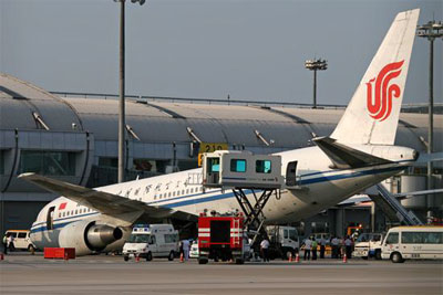 国航飞机在首都机场起落架意外收起 两人受伤