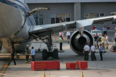 国航飞机在首都机场起落架意外收起 两人受伤