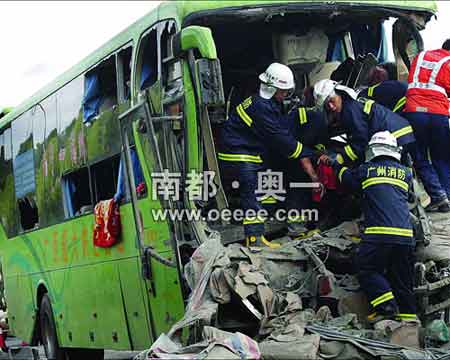 广州北二环高速货车"捅烂"大巴致2死41伤(图)