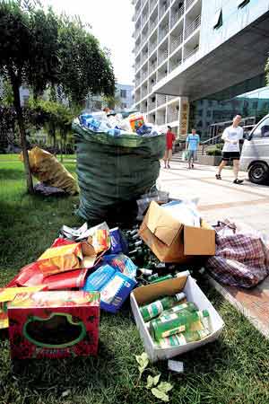 在北京邮电大学毕业生宿舍楼下,清理出的垃圾堆满草坪