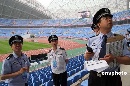 图文：沈阳警方备战奥运足球测试赛 检查体育馆