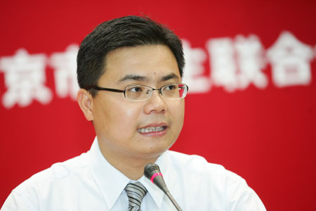 图文:首都大学生志愿者风采大赛 主持人胡九龙