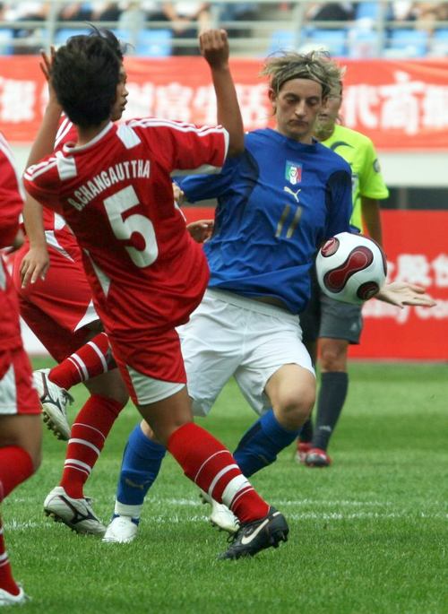 图文:[邀请赛]泰国0-5意大利 双方争抢