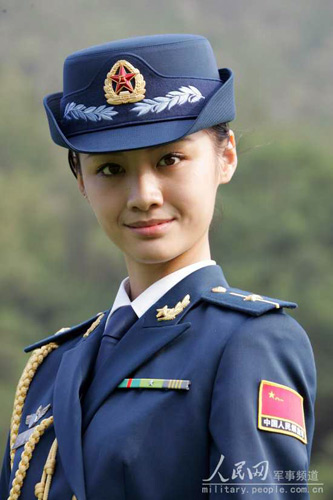 中国女兵换发新军装+威武之中有秀美(组图)