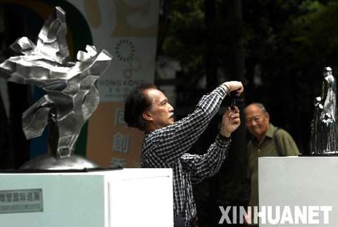 图文：奥运景观雕塑香港展出 游人在拍摄雕塑