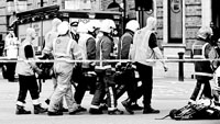 7月5日，在英国首都伦敦，救援人员将一名受伤人员抬离地铁脱轨事故现场。  新华/路透 