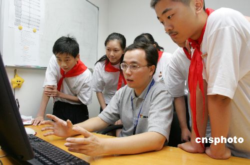 上海初中生参加职业见习日 进五百强学做企业