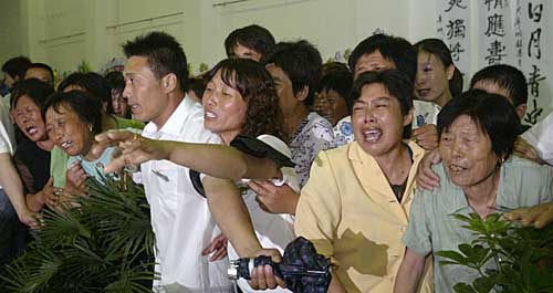7月1日,悲痛万分的乡亲想再看看这个好人的遗容