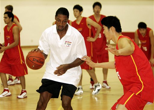 图文:[NBA]篮球无疆界在沪举行  皮蓬亲自示范